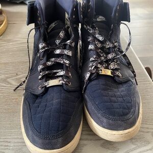 Nike Men's Dark Blue Quilted Sneakers